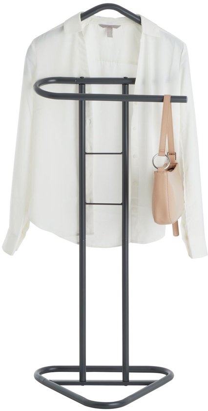Grijze metalen dressboy met een witte blouse en een beige tasje.