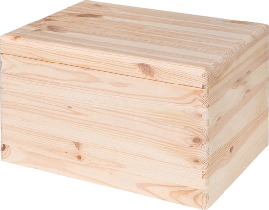 Close-up van de hoek van een houten opbergkist met klepdeksel.