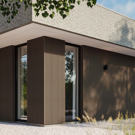 Moderne woning met donkerbruine, verticale gevelbekleding en lichte bakstenen.