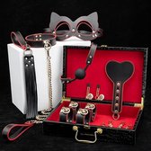 Dare to Undress – Fifty Shades of Grey – Luxe 8-delige BDSM Set met Opbergkoffer – Premium – BDSM Bondagesets - Valentijn Cadeau - Handboeien, Halsband, Masker, Gagbal & Zweep - Sex Toys voor Koppels - Seksspeeltjes voor mannen en vrouwen - Kinky