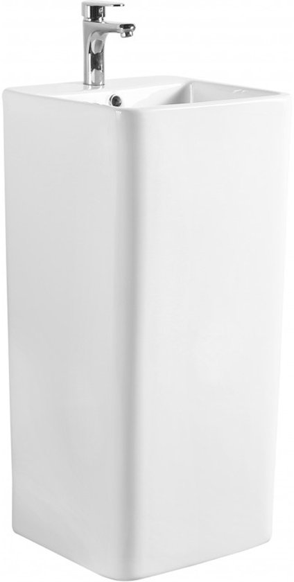 Moderne witte vrijstaande wastafel met een vierkante voet en chromen kraan.