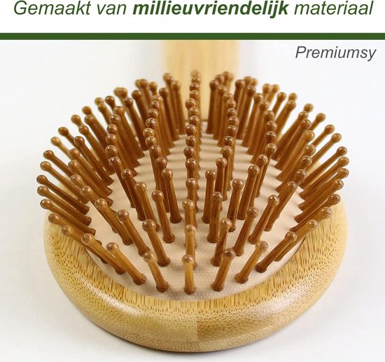 Close-up van een ronde bamboe haarborstel met houten pinnen.