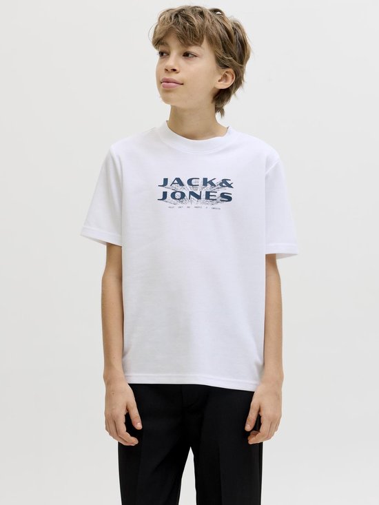 Jongen in wit T-shirt met blauwe
"JACK & JONES" opdruk, staand, van voren.