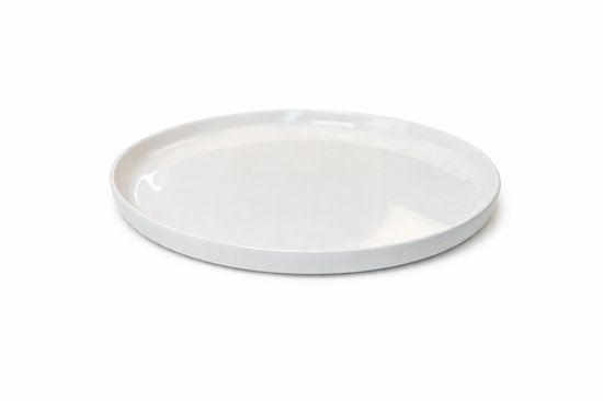 Een plat, rond, wit bord met een lichte opstaande rand, op een witte achtergrond.
