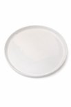 Een plat, rond, wit bord met een lichte opstaande rand, op een witte achtergrond.