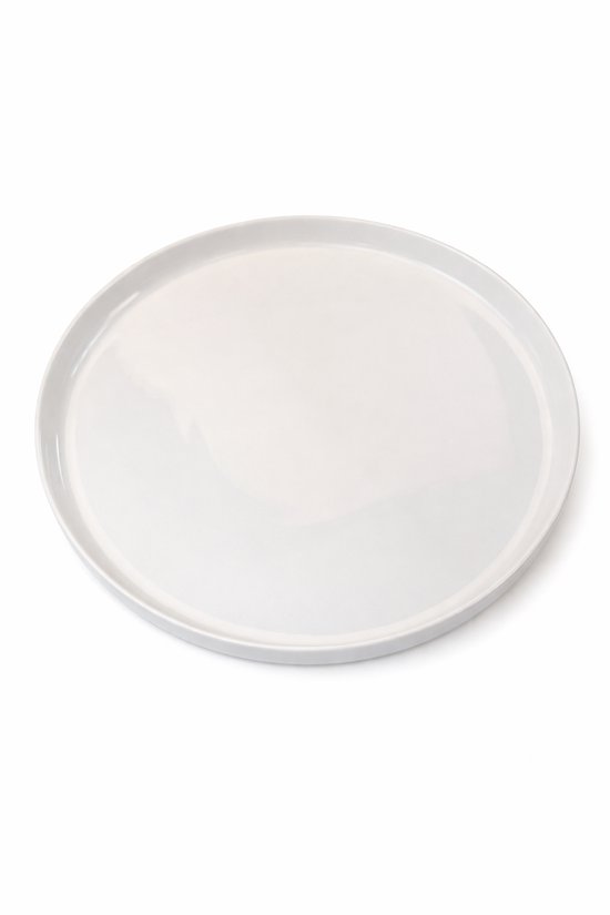 Een plat, rond, wit bord met een lichte opstaande rand, op een witte achtergrond.