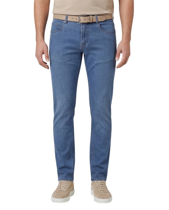 Man met lichtblauwe jeans, riem en beige T-shirt, voorkant zichtbaar.