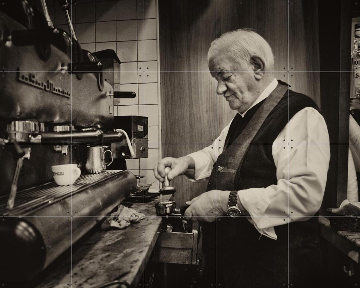 IXXI Vintage Barista, Antonio Grambone & Various - 100 x 80 cm - Gratis ophangtool - Grote wanddecoratie en posters - Fotografie, Vintage, Klassiek
