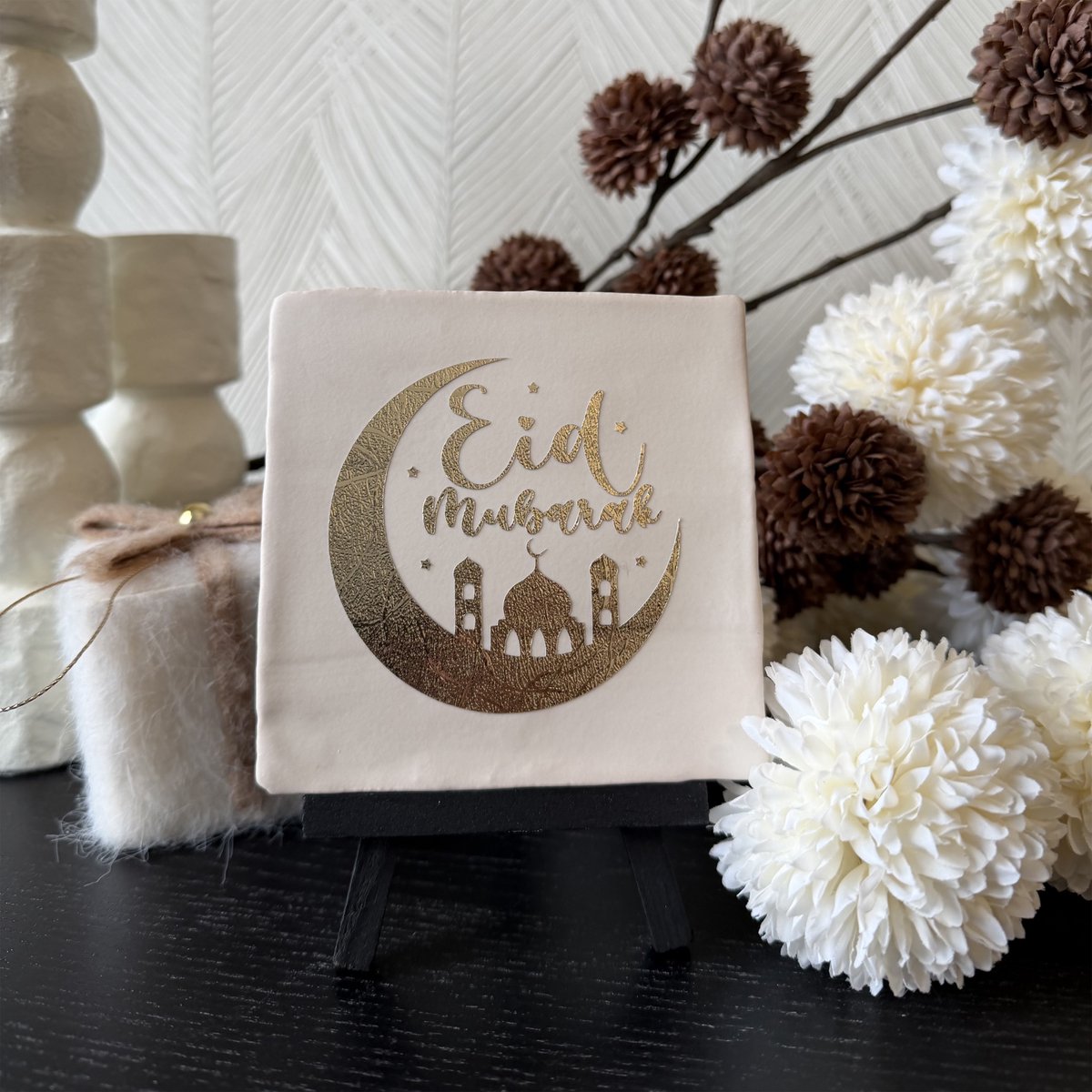 Hartjespost Tegeltje Eid Mubarak, mat wit, goud | tegeltjes met tekst | spreuktegel | tegeltjeswijsheden | Cadeau | Ramadan | Eid Decoratie | Eid Mubarak Versiering | Suikerfeest | Eid al-Fitr | Islamitische | Bayramınız mübarek olsun | 10x10