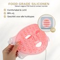 Wit LED gezichtsmasker met rode lampjes, vastgehouden door een hand. Gemaakt van food grade siliconen, BPA-vrij, comfortabel & licht.