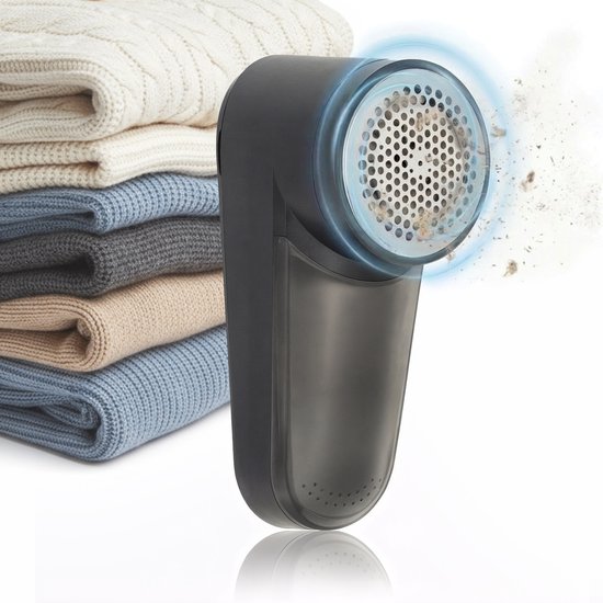 Zwarte pluizenverwijderaar die pluizen verwijdert van een stapel gebreide kleding in diverse kleuren.