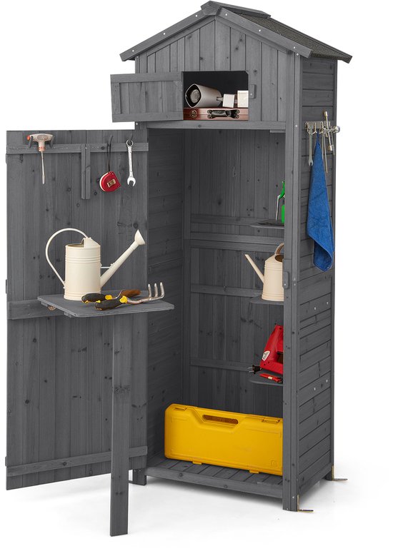 Grijze houten tuinkast met open deuren en bovenklep, met gereedschap op planken en haken, een gele kist en een blauwe doek.