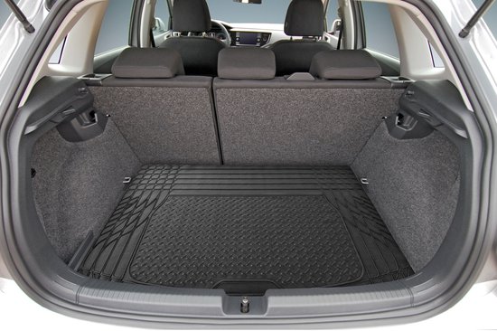 Coffre de voiture vide avec un tapis en caoutchouc noir à motif losange.