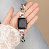 Hand met een zilveren Apple Watch met een glanzende schakelband.