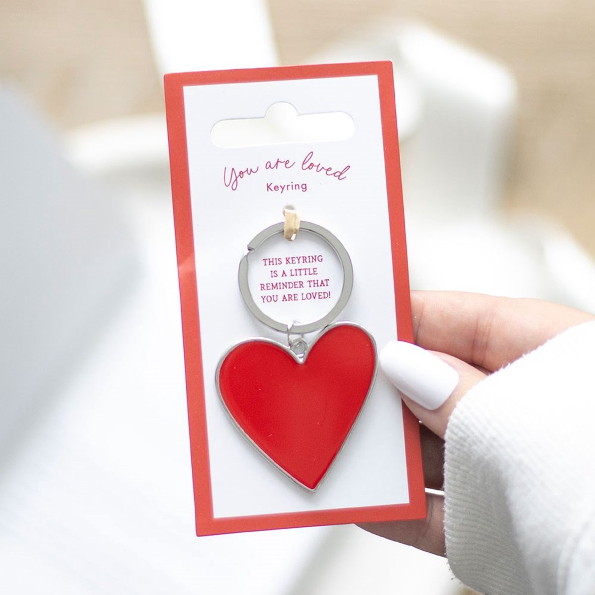 You Are Loved Sleutelhanger met Rood Hart – Valentijn Cadeau – Emaille Hart Sleutelhanger – Liefde & Waardering – Klein Cadeautje voor Haar – Heart to Heart Collectie