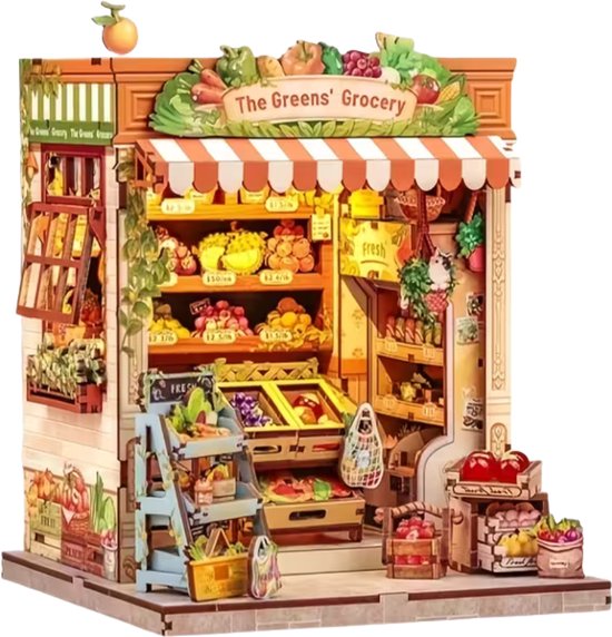 Een miniatuur groentewinkel 'The Greens' Grocery' met een oranje gestreepte luifel en vol met producten.