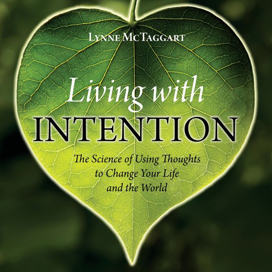 Boekomslag: 'Living with INTENTION' door Lynne McTaggart, met de tekst 'The Science of Using Thoughts to Change Your Life and the World' op een groene hartvormige blad.
