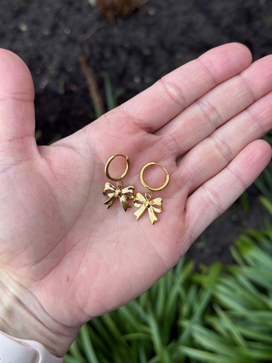 Kinderoorbellen – Stainless Steel – Strikjes oorbellen - Gouden oorbellen meisjes - Meisjes oorbellen - Oorbel ringetjes Strik – Oorbel hanger Strikje- Cadeautje meisje - Oorbel - Verjaardag