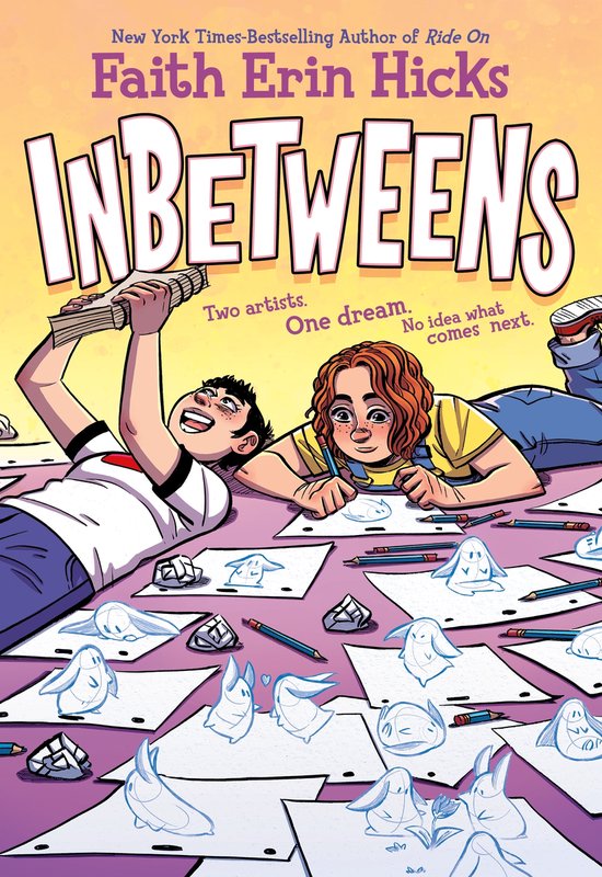 Boekomslag van 'Inbetweens' door Faith Erin Hicks. Twee artiesten liggen op papieren te tekenen, omringd door potloden en schetsen van fantasiewezens.