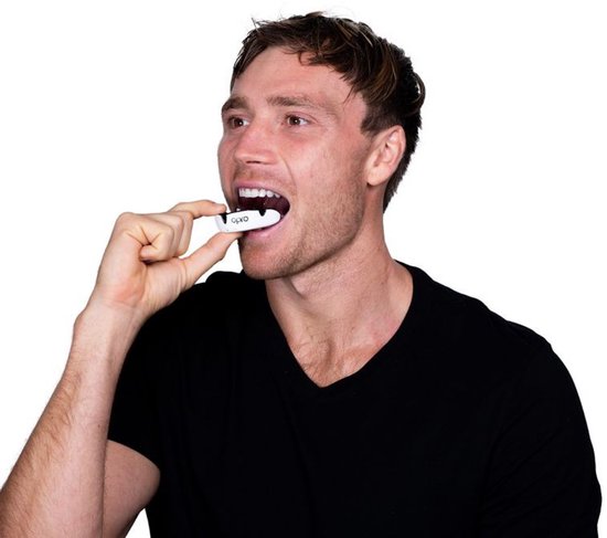 Man met een zwarte Opro Silver Youth mondbeschermer in zijn mond.