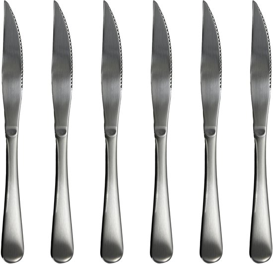 Zes zilverkleurige steakmessen met gekartelde bladen op een witte achtergrond.