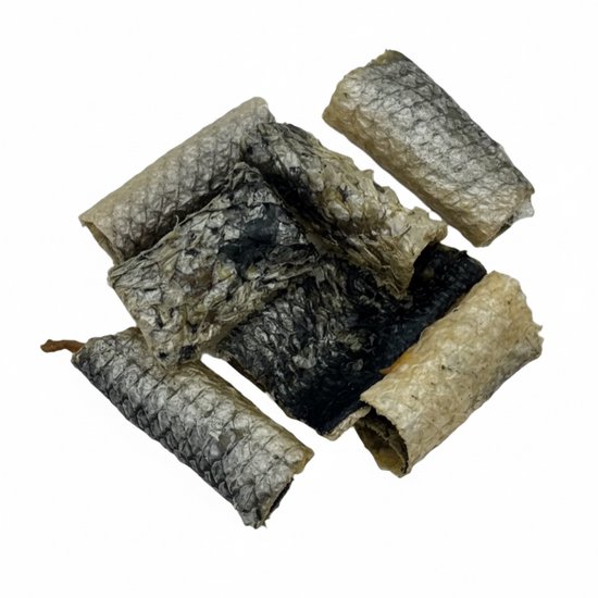 Gedroogde zalmhuid, opgerold met visgraatpatroon, op witte achtergrond.