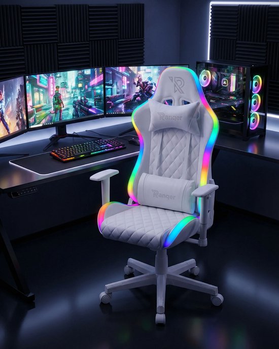 Witte gamingstoel met RGB-verlichting staat in een opstelling met gamingapparatuur, waaronder drie monitoren.