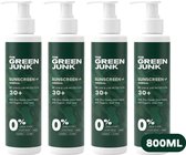 Vier flacons groene zonnebrandcrème "The Green Junk SPF 30+" met witte pompdopjes, op witte achtergrond. "800ML" staat rechtsonder.