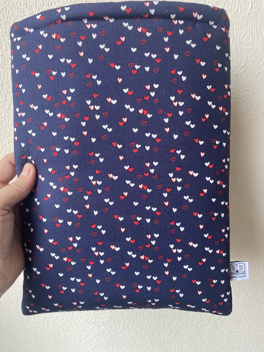 Story Sleeve - Book Sleeve / Tablet Sleeve Tiny Love 32 x 25 cm - Ook geschikt voor IPad / Tablet - Boekenhoes - Boekbeschermer - Boekhoes - Booksleeve - Voor boek