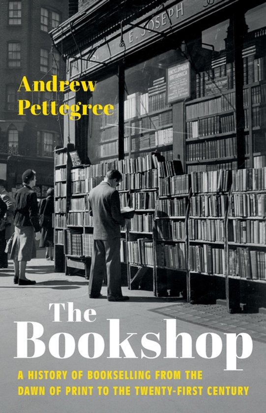 Boekomslag van "The Bookshop" door Andrew Pettegree, met een zwart-witfoto van een boekenwinkel