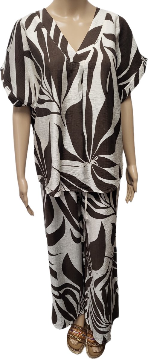 Dames - Zomerset - Broek Wide Leg - Shirt Korte mouwen - Los Vallend - Getailleerd - Merk Bella Sirena - Kleur Bruin/Creme Bladeren Print - Maat XL/XXL 40-42