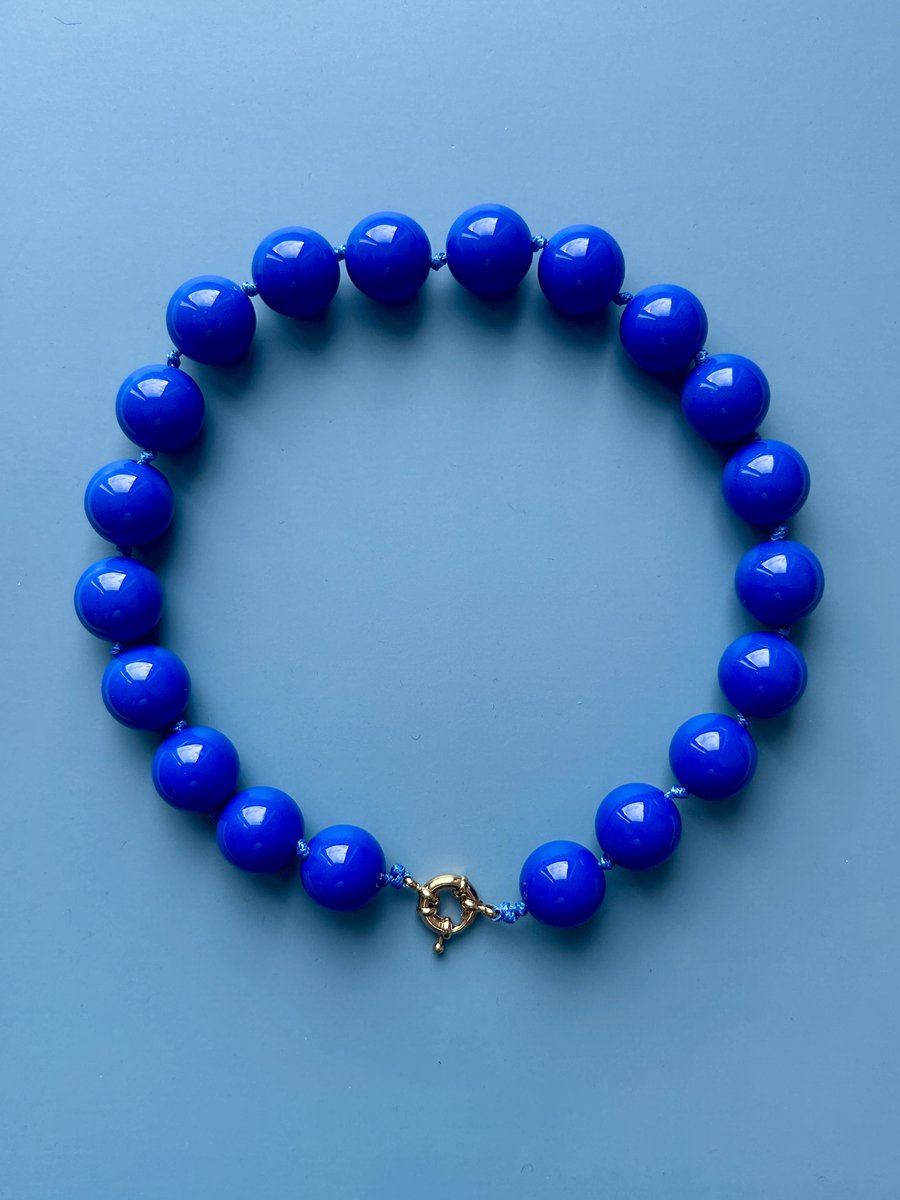 Blauwe statement ketting met ronde kralen - statement ketting - ketting met kralen - ketting - ketting blauw - blauwe ketting - bubble grote kralen ketting - green necklace - necklace green - statement ketting - mystic ketting