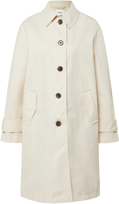 Crèmekleurige s.Oliver trenchcoat van voren, met opgerolde mouwen en knopen.