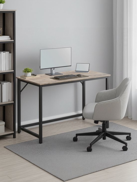 Bureau met lichtbruin houten blad en zwart metalen frame, in een kamer met grijze stoel en kast.