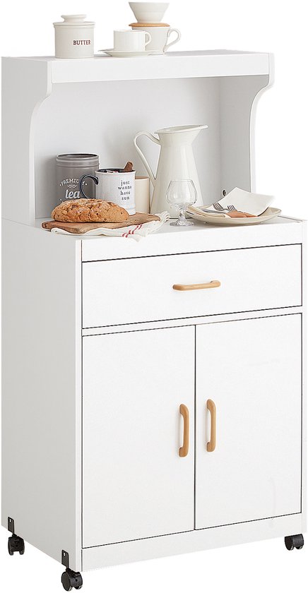 Meuble de cuisine blanc avec étagères ouvertes, tiroir, double porte, poignées en bois et roulettes. Divers articles de cuisine sont sur le dessus.