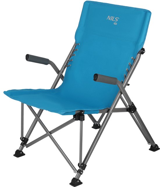 Blauwe NILS CAMP klapstoel met grijs metalen frame en armleuningen.