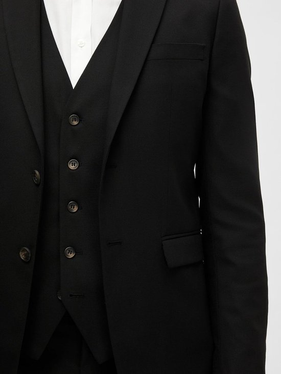 Detail van een zwart colbert met gilet.