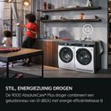 Vrouw en kind in een stijlvolle wasruimte met AEG wasmachine en droger.