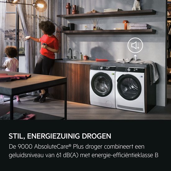 Vrouw en kind in een stijlvolle wasruimte met AEG wasmachine en droger.