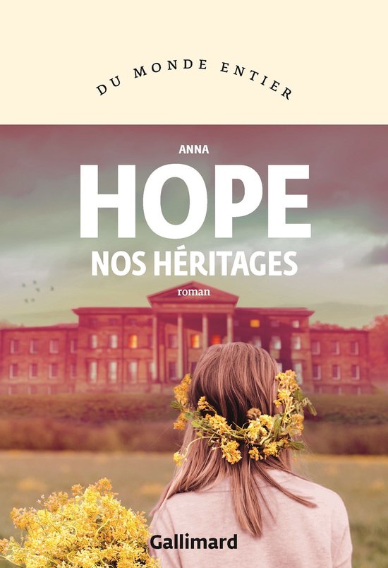 Couverture du livre 'HOPE NOS HÉRITAGES' montrant une fille avec une couronne de fleurs sur la tête, regardant un grand bâtiment.