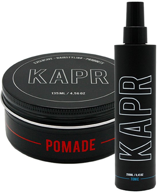 Zwart blikje KAPR Pomade en een zwarte fles KAPR Tonic op een witte achtergrond.