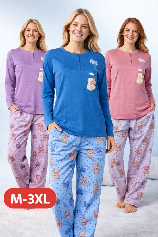 Trois femmes portant des pyjamas roses, bleus et violets avec des imprimés d'ours et des pois. Texte M-3XL.