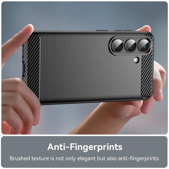 Handen houden een zwart telefoonhoesje vast met geborsteld metaal textuur en carbon look zijkanten.
