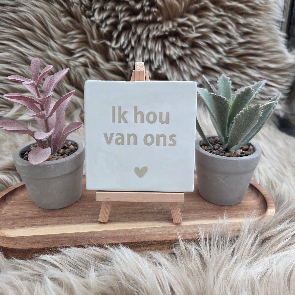 CreaCraft Robuust Spreuktegeltje – Ik Hou van Ons – Hip trendy tegeltje – 10x10 cm – Cadeau voor Partner, Valentijn of Jubileum – Stijlvol en Persoonlijk Woonaccessoire - Zomaar - Voor jezelf - Deco – Trendy nu - Tegeltje met tekst Wit/Beige