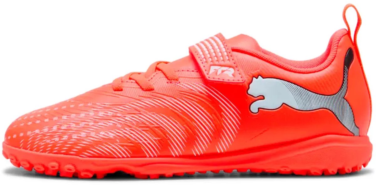 Puma FUTURE 9 PLAY V Jr. voetbalschoenen in rood en oranje, met synthetisch bovenwerk en klittenbandsluiting. EU 29.