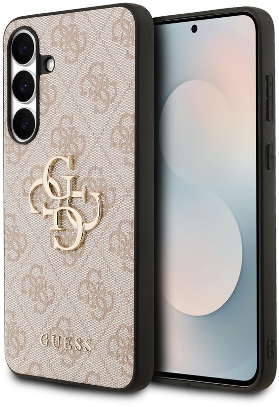 Coque beige clair avec logo Guess répétitif et logo 4G doré, à côté d'une partie de téléphone.