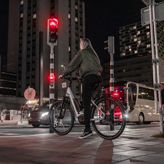 AXA Juno E‑bike Achterlicht - LED Fietsverlichting - 6–12V - Remlichtfunctie - 500 m Zichtbaarheid - Geïntegreerde Reflector - 80 mm Montage - Rood — afbeelding 5