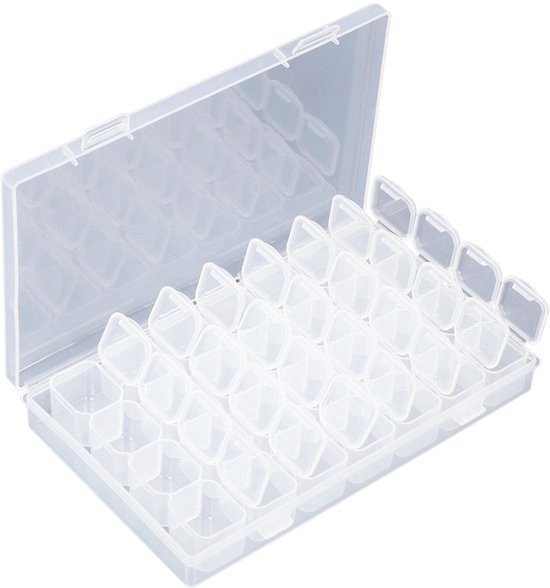 Boîte de rangement transparente avec 28 compartiments vides, partiellement ouverte.