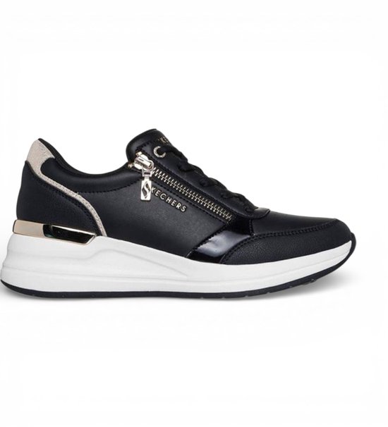 Zwarte sneaker met ritssluiting, witte zool en glanzende details. Gouden accenten op de hiel en zoolrand.