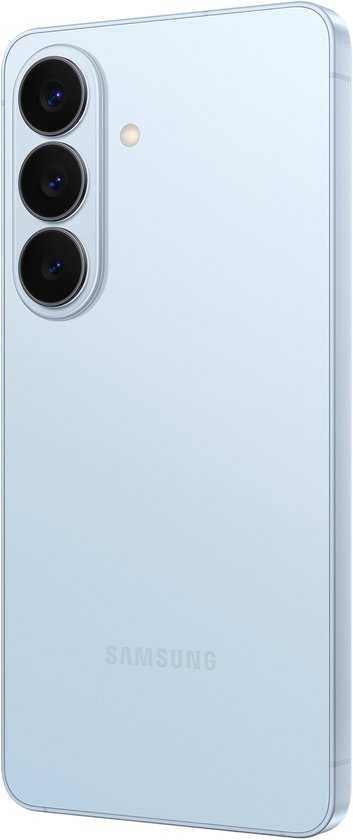 Zij-aanzicht van een lichtblauwe Samsung Galaxy S26+ smartphone, gericht op de achterkant met de driedubbele camera.